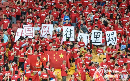 中国球迷最大的幸福太多了！与日本队的较量！