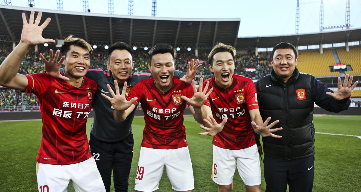 
中国足球是怎么由盛转衰的？第一次排出三名归化首发