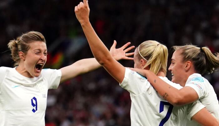 英格兰女足：萨琳娜·维格曼称赞老特拉福德的气氛“令人难以置信”，但表示球队得分更高