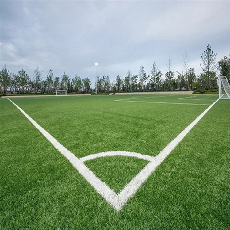 足球场人造草坪铺设注意事项：确保足球场施工时间内按时完成！