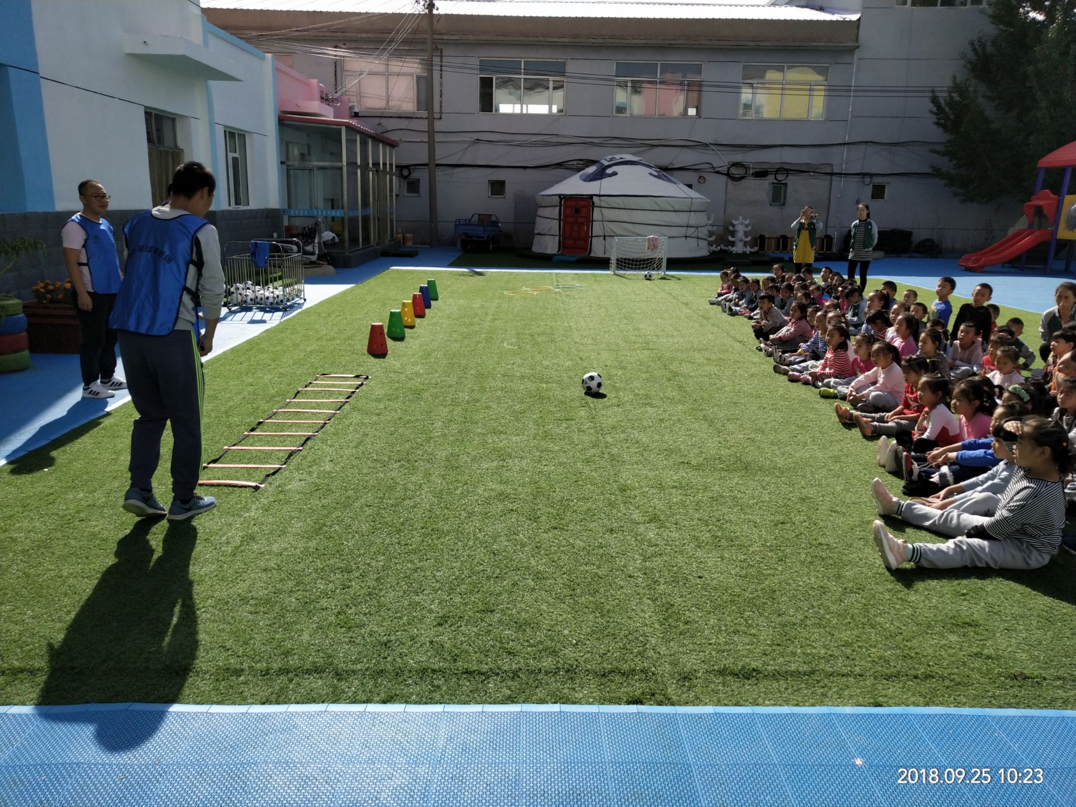 基于全面发展的普适性足球游戏技能玩中学幼儿园足球活动