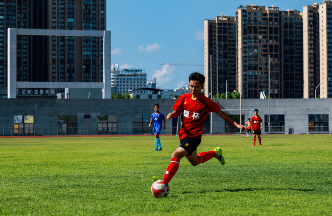中国青少年足球联赛应运而生小学将参加青少年联赛训练(图)