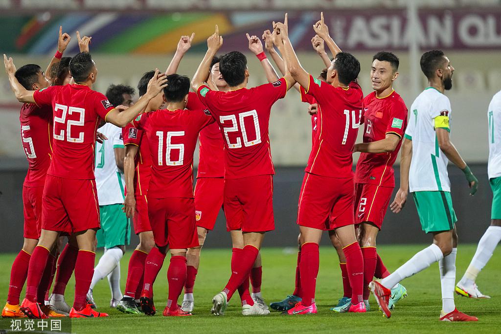 国足2:3惜败于沙特队收获4连胜后登上小组榜首
