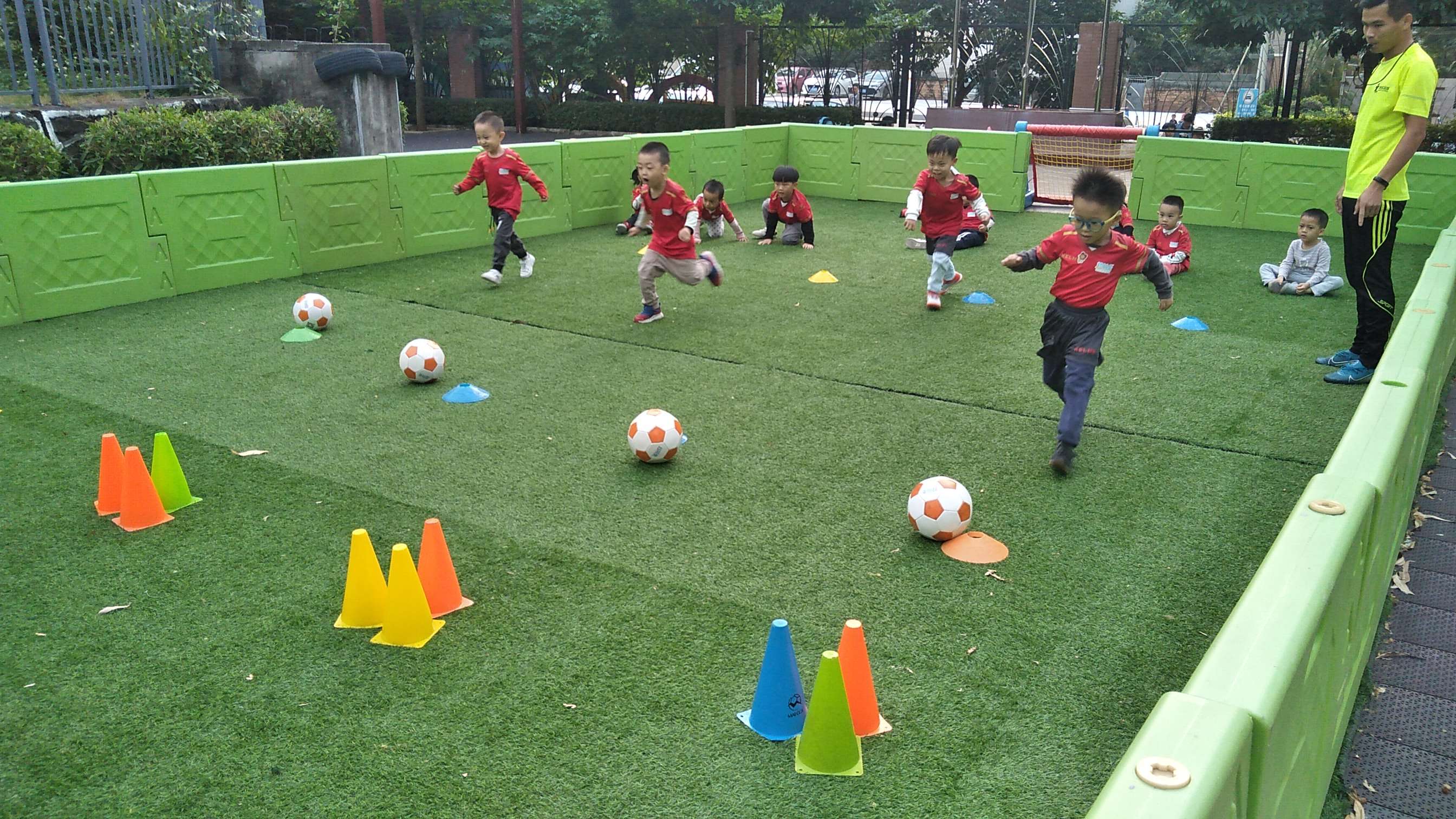 孩子在足球课程上是怎么样游戏的？都获得什么样的快乐、成长？