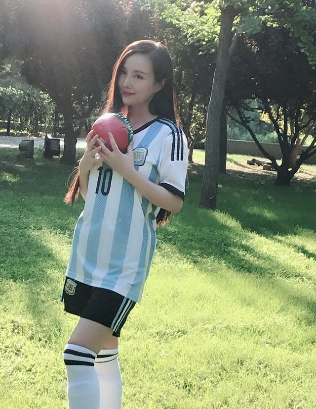 中国足坛的第一足球宝贝，张馨予的球衣还可以这么穿

