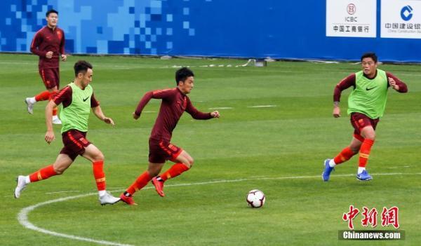 东亚杯足球锦标赛:张玉宁张威缺席国足抵达驻地后稍作