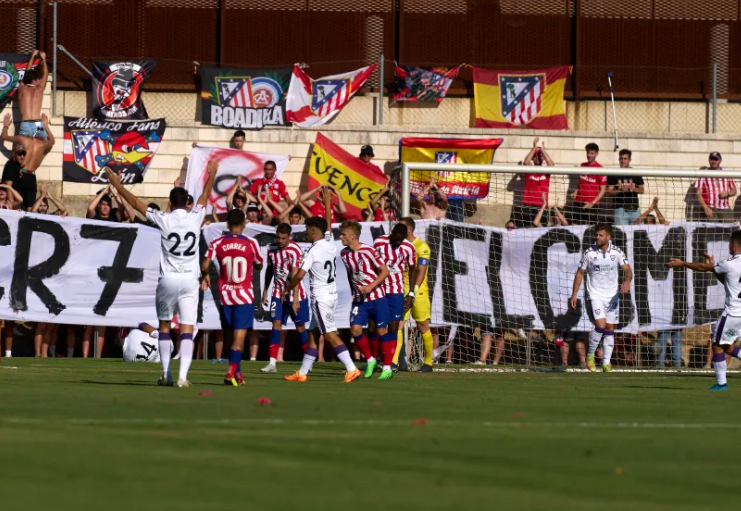 马德里竞技球迷在友谊赛期间举起反克里斯蒂亚诺·罗纳尔多的旗帜