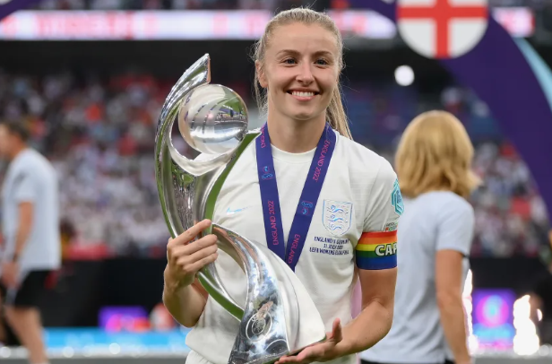 英格兰球员在萨丽娜·维格曼庆祝 2022 年欧洲杯胜利的新闻发布会上撞车
