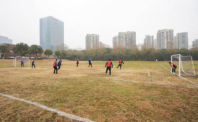 
昭通市首个社会标准11人制足球场在昭阳区苏家院镇双河村建成并投入使用