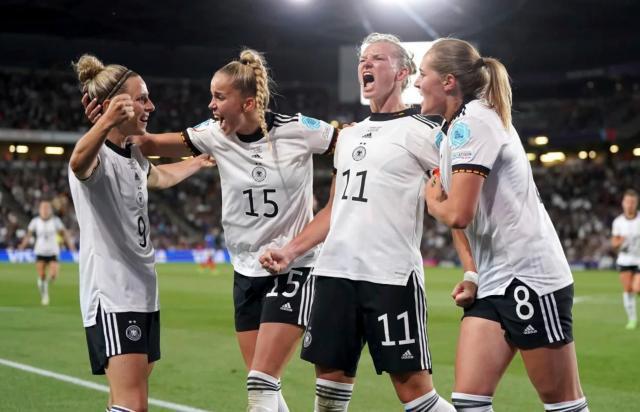 
德国足球屡次站在了世界的巅峰正是其许多